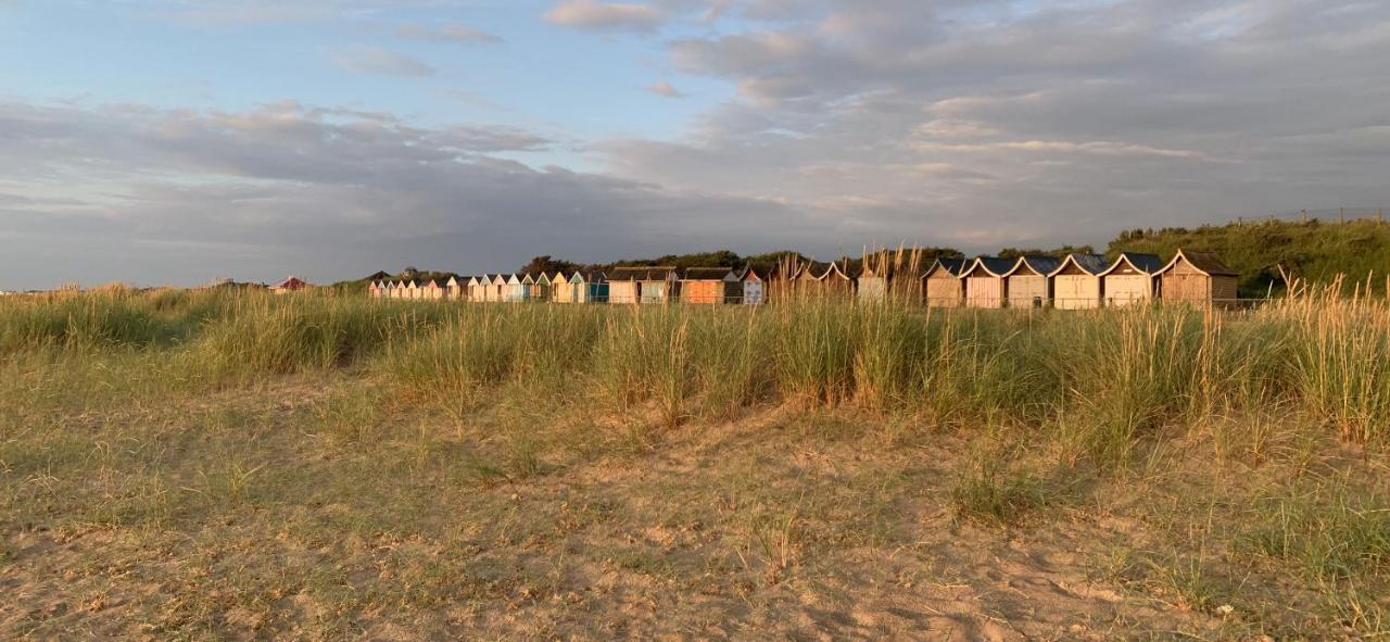 Shore Lodge. 4 Bed Bungalow Only Mtrs From The Beach. Sleeps 8 Sutton-on-Sea Exterior photo