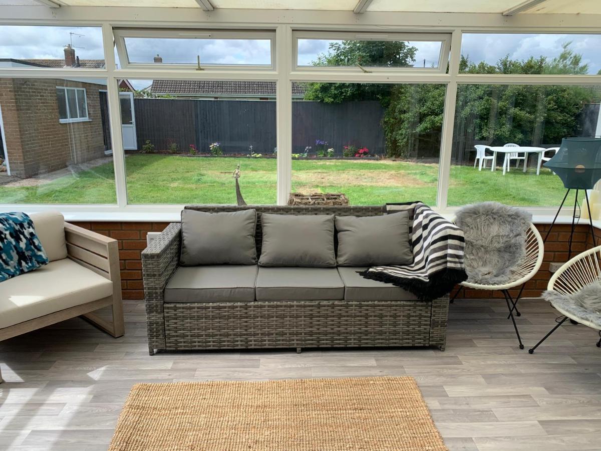 Shore Lodge. 4 Bed Bungalow Only Mtrs From The Beach. Sleeps 8 Sutton-on-Sea Exterior photo