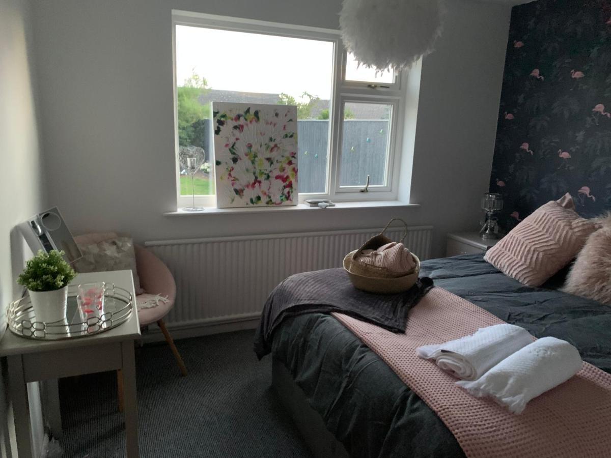 Shore Lodge. 4 Bed Bungalow Only Mtrs From The Beach. Sleeps 8 Sutton-on-Sea Exterior photo